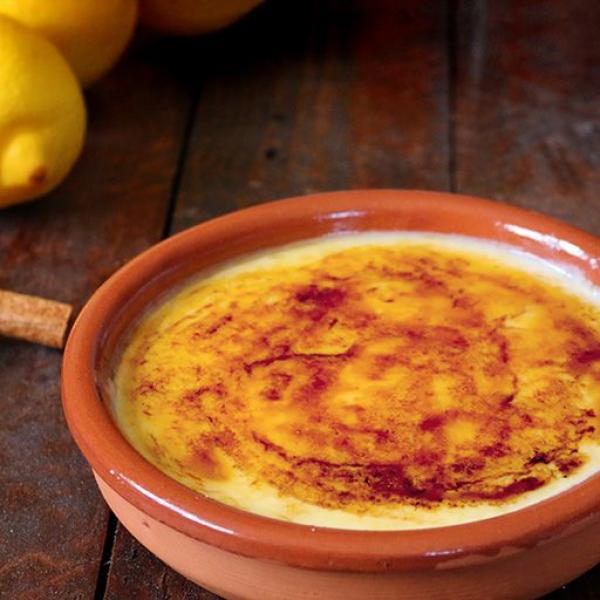 Postre típico catalán hecho de crema y yemas de huevo, cubierto con una capa tradicional de azúcar caramelizado para proporcionar un contraste crujiente.